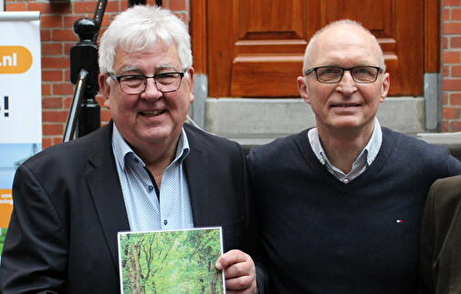 Bestuurslid Jan Alix Uitham (r) overhandigt het verkiezingsprogramma van de Partij vóór het Noorden aan lijsttrekker Dries Zwart.