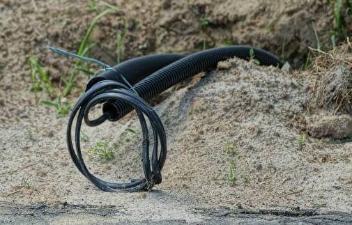 Internetkabel uit de grond, maar nog niet aangesloten.