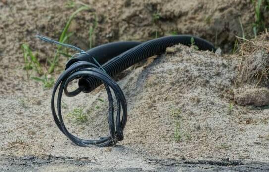 Internetkabel uit de grond, maar nog niet aangesloten.
